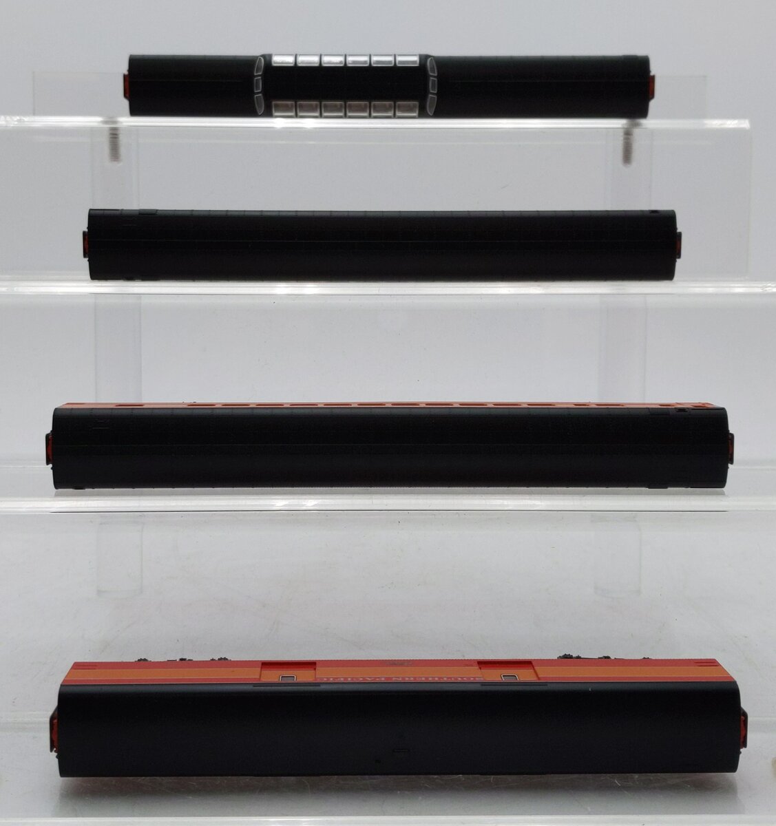 Kato 106-029 N Scale Southern Pacific Daylight Smooth Side 4-Car Passenger Set LN/Box