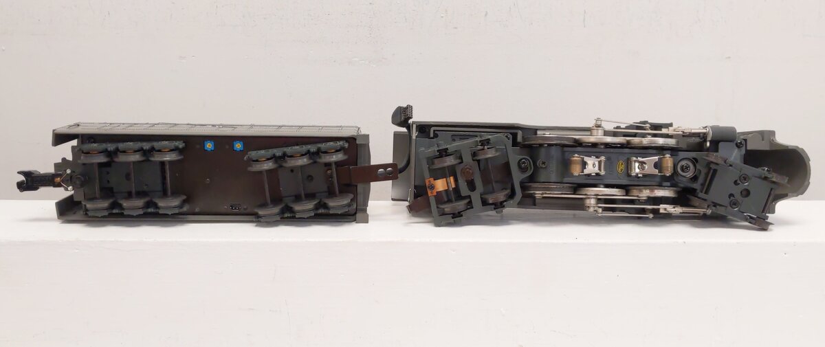 MTH 30-1443-1 NYC 4-6-4 Dreyfuss Steam Locomotive & Tender w/PS2 #5448