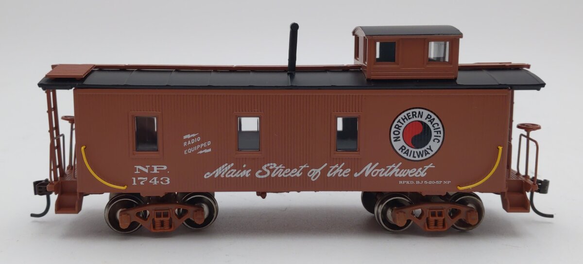 Roundhouse 84269 HO Scale Northern Pacific 30' 3-Window Caboose #1743