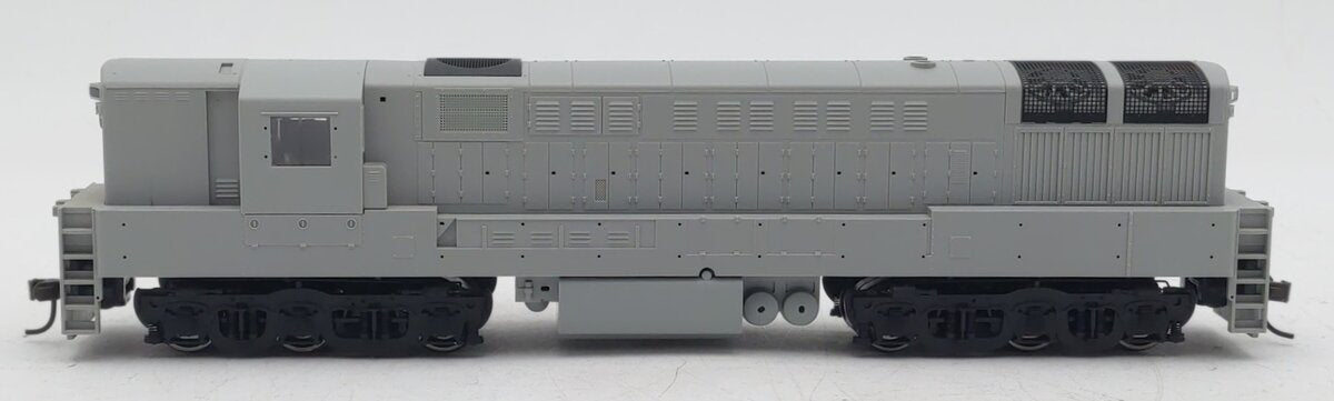 Atlas 7801 HO Undecorated Trainmaster Phase 1b Diesel Locomotive