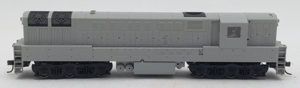 Atlas 7801 HO Undecorated Trainmaster Phase 1b Diesel Locomotive