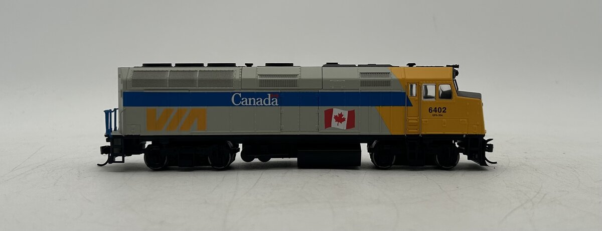 Walthers 910-19469 HO VIA Rail Canada F40PH Diesel Locomotive DCC #6402