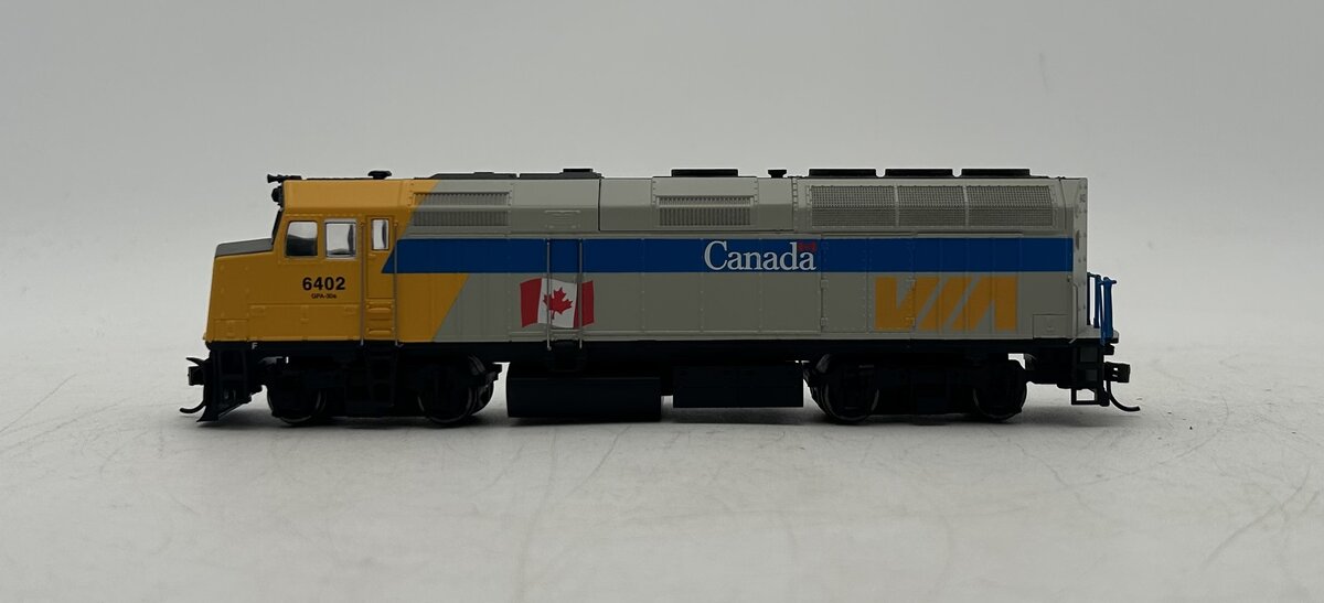 Walthers 910-19469 HO VIA Rail Canada F40PH Diesel Locomotive DCC #6402