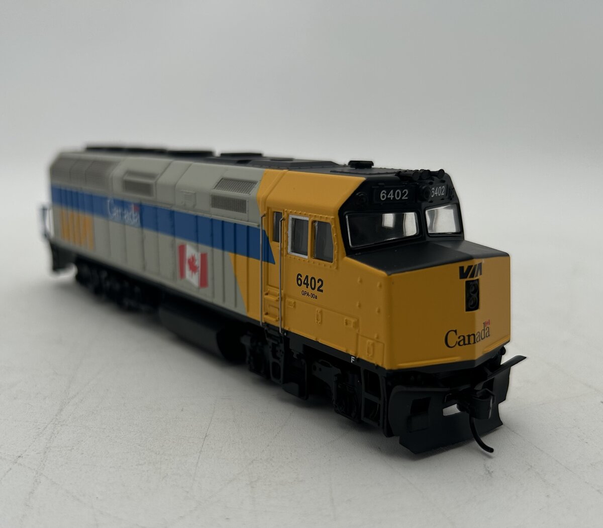 Walthers 910-19469 HO VIA Rail Canada F40PH Diesel Locomotive DCC #6402