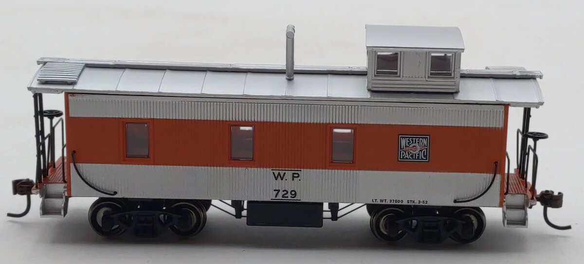 Roundhouse 85811 HO Western Pacific 3 Window Standard Wood Caboose #729