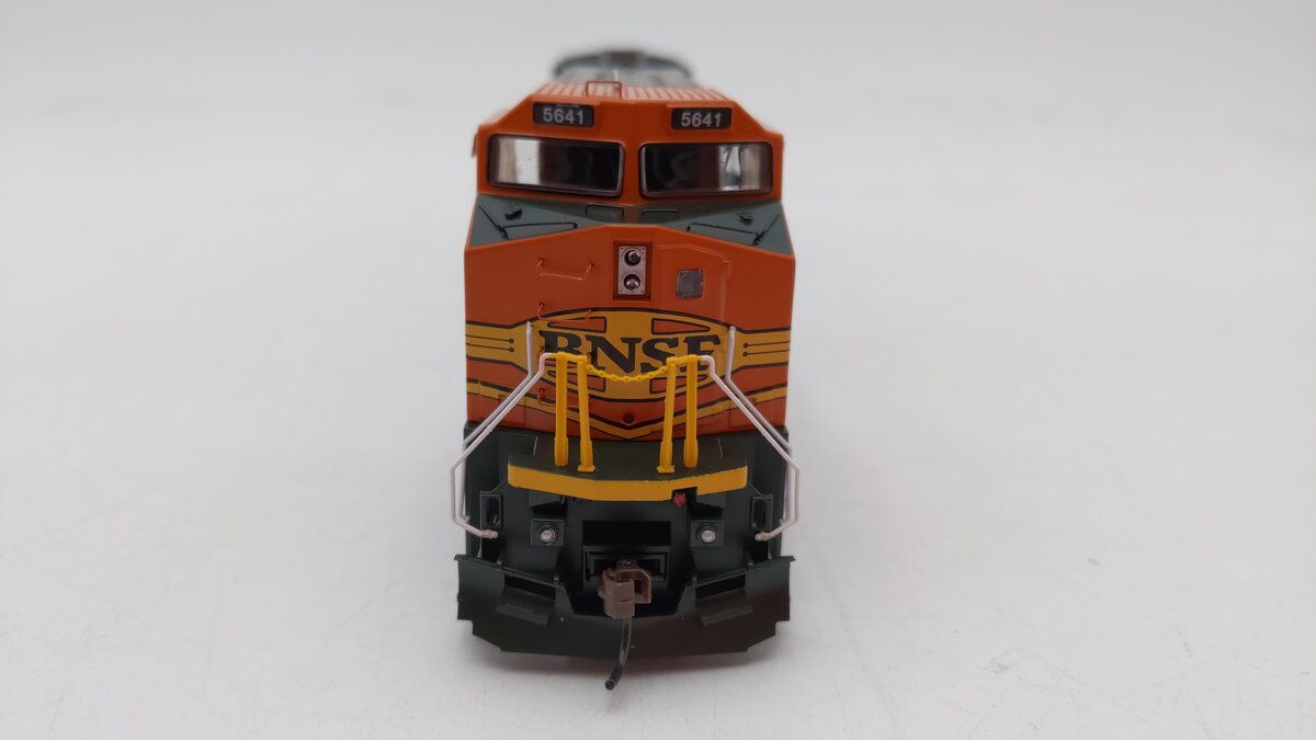 Roundhouse 97246 HO Burlington Northern Santa Fe/Heritage II AC4400CW #5641