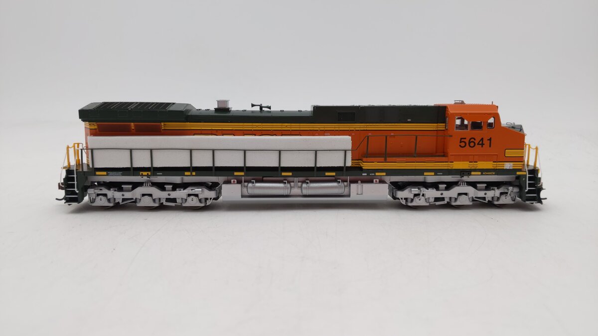 Roundhouse 97246 HO Burlington Northern Santa Fe/Heritage II AC4400CW #5641