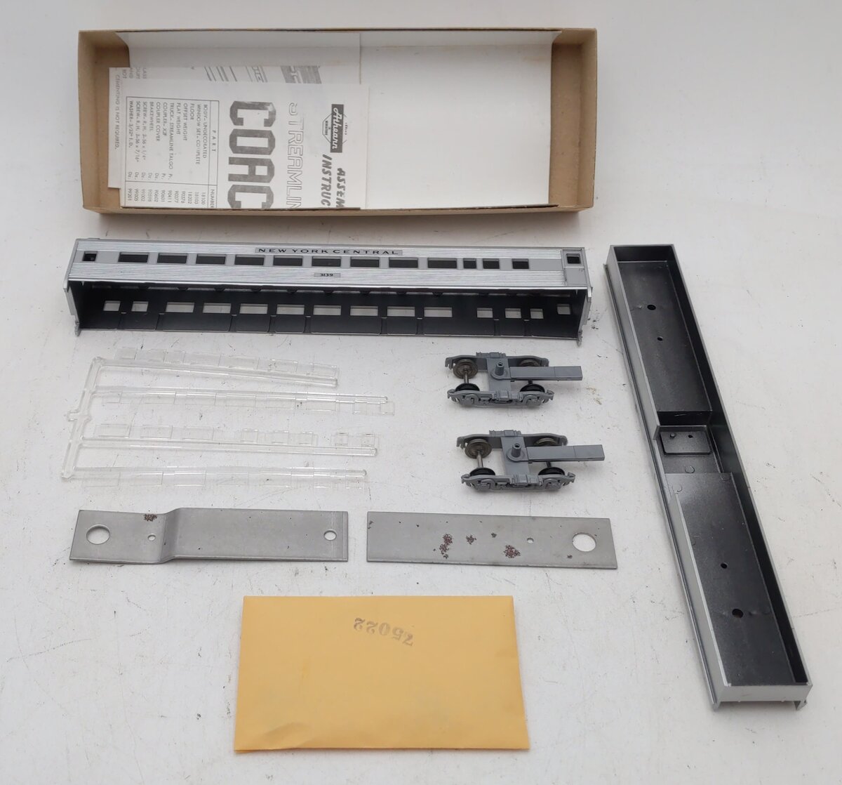 Athearn 1817 NYC Streamliner Coach Passenger Kit #2912
