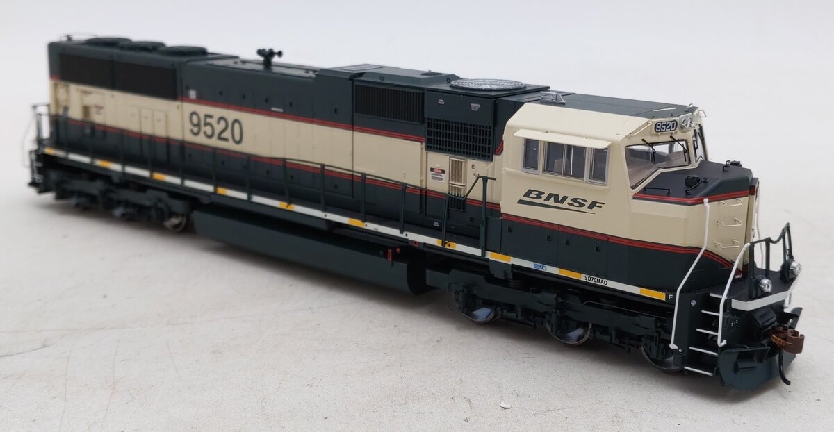 Athearn G64890 HO BNSF SD70MAC Phase lll Diesel Locomotive w/DCC & Sound #9520