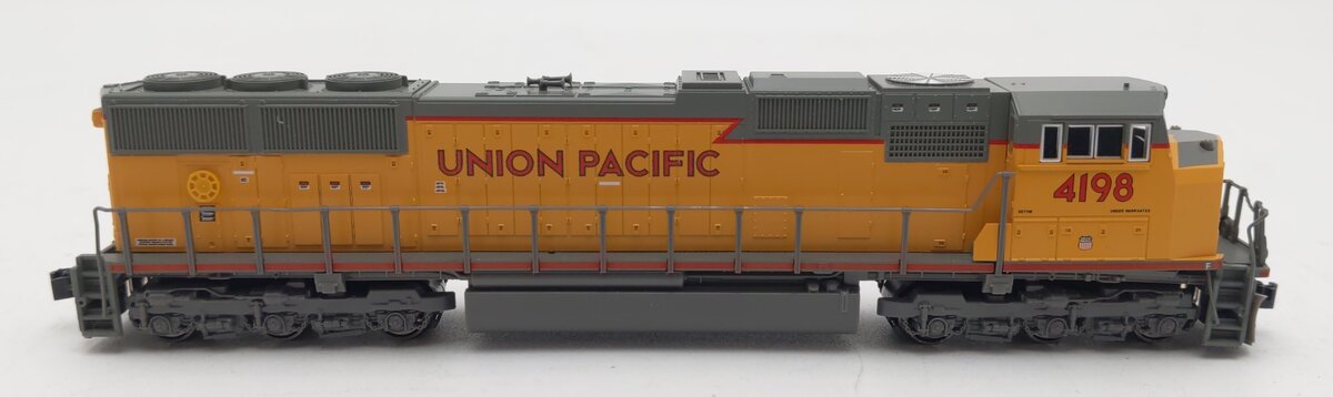 Kato 176-7608 N Union Pacific Flat Radiator EMD SD70M Diesel Locomotive #4198