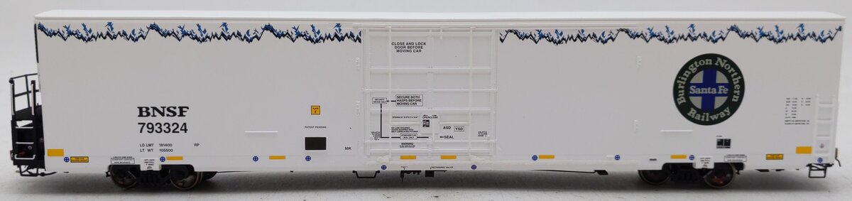 Scale Trains SXT38925 HO Scale Burlington Northern Santa Fe Boxcar #793324 NIB