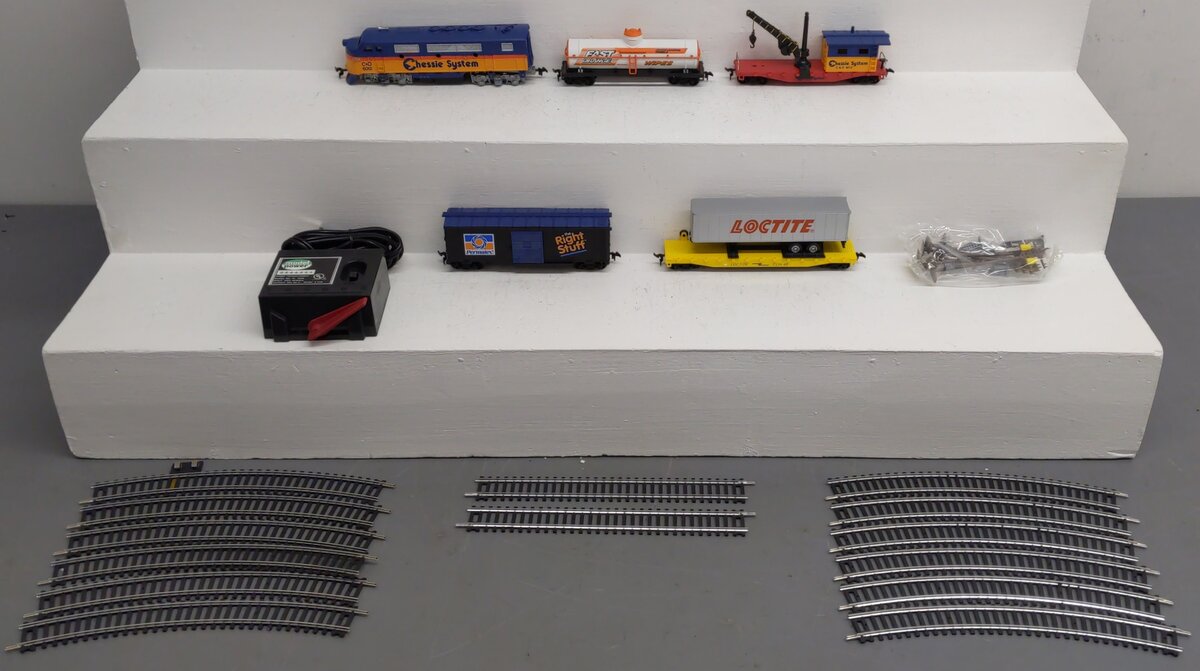 Model Power 800352 HO Scale Chessie System Diesel Locomotive Freight Set EX/Box