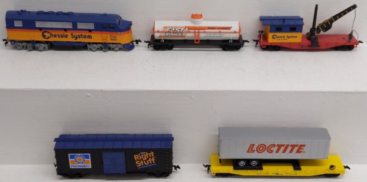 Model Power 800352 HO Scale Chessie System Diesel Locomotive Freight Set EX/Box