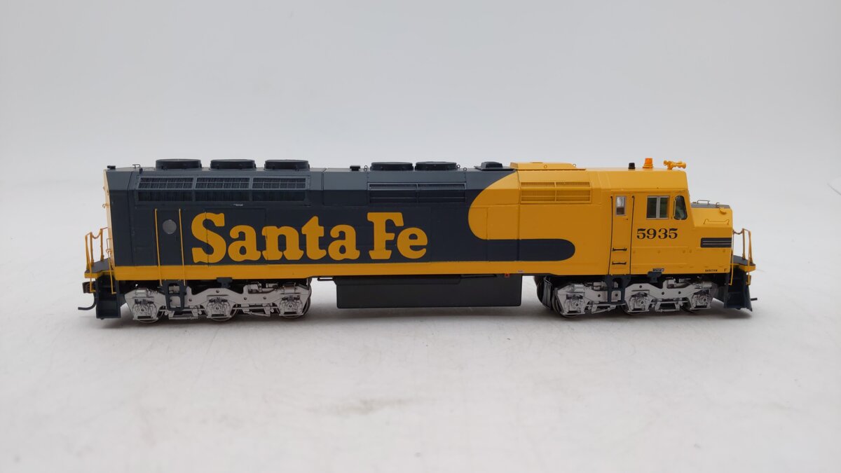 Athearn G67534 HO Santa Fe F45 Diesel Locomotive #5935