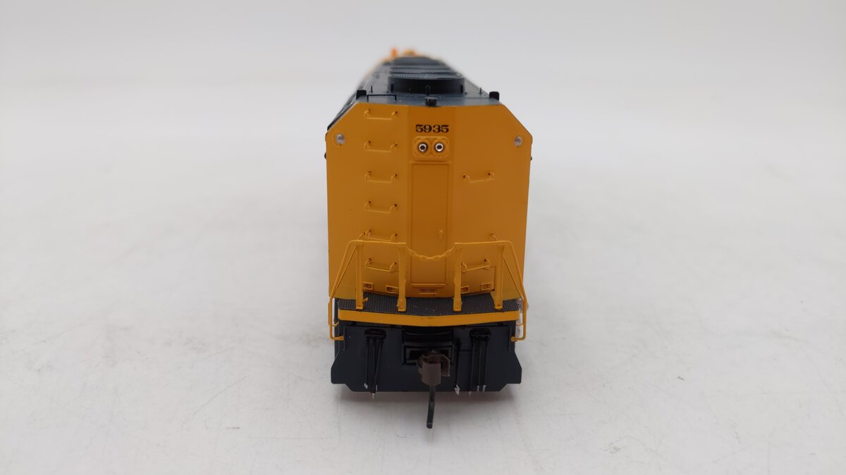 Athearn G67534 HO Santa Fe F45 Diesel Locomotive #5935