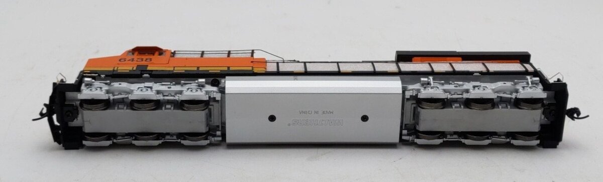 Walthers 910-20164 HO BNSF GE ES44AC Diesel Locomotive #6438