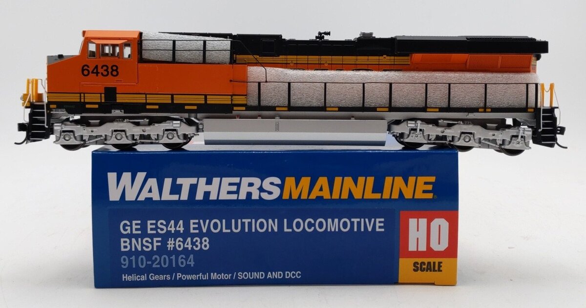 Walthers 910-20164 HO BNSF GE ES44AC Diesel Locomotive #6438