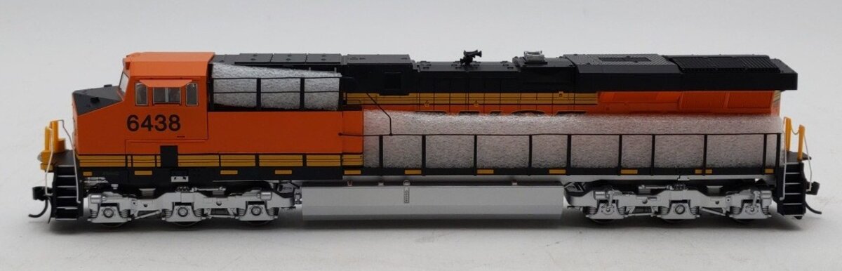 Walthers 910-20164 HO BNSF GE ES44AC Diesel Locomotive #6438