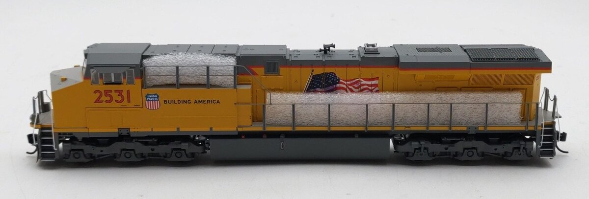 Walthers 910-20173 HO Union Pacific GE ES44AH Diesel Locomotive Sound/DCC #2531