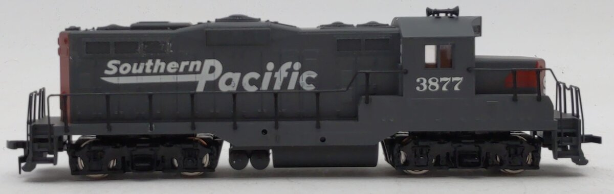 Walthers 931-107 HO Scale Southern Pacific EMD GP9M Diesel Locomotive #3877 EX