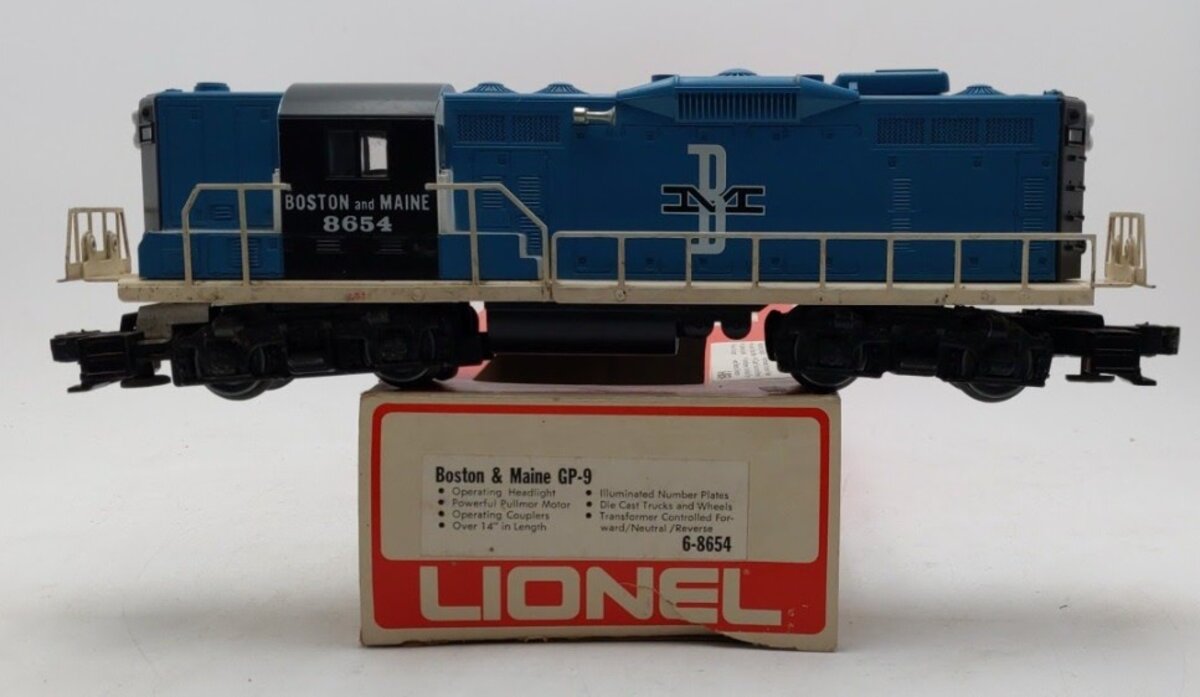 Lionel 6-8654 O Gauge Boston & Maine GP-9 Powered Diesel Locomotive #8654 VG/Box