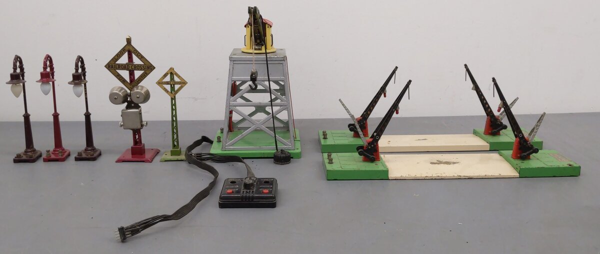 Lionel Vintage O Gauge Accessories: 068, 47, 165, Warning Bell & Streetlamps [8] VG