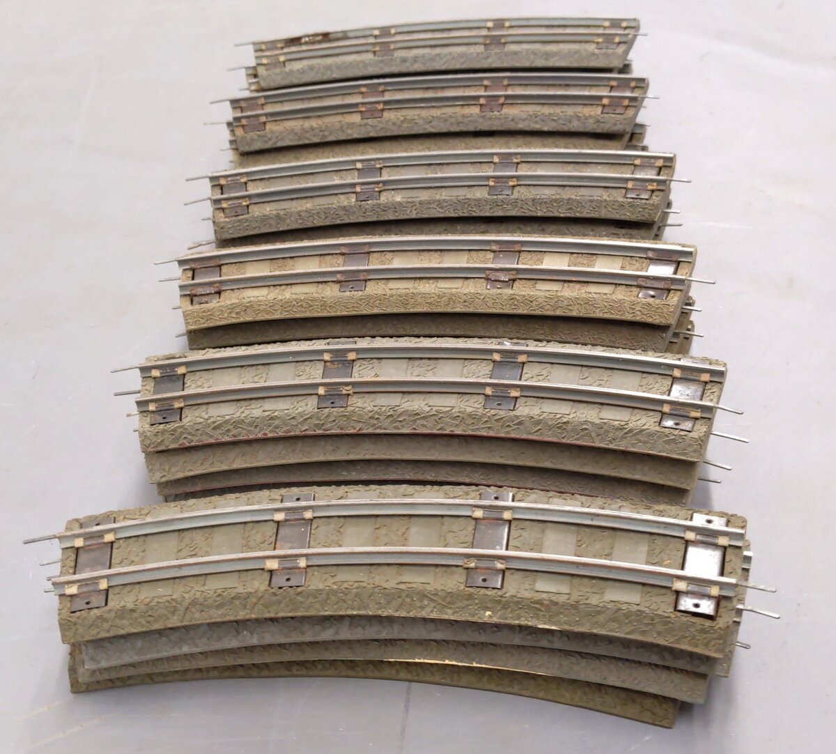 American Flyer 727 Vintage S Curved Rubber Roadbed Sections w/ Track (24)