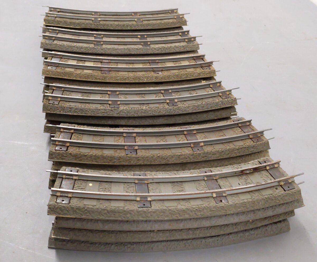 American Flyer 727 Vintage S Curved Rubber Roadbed Sections w/ Track (24)