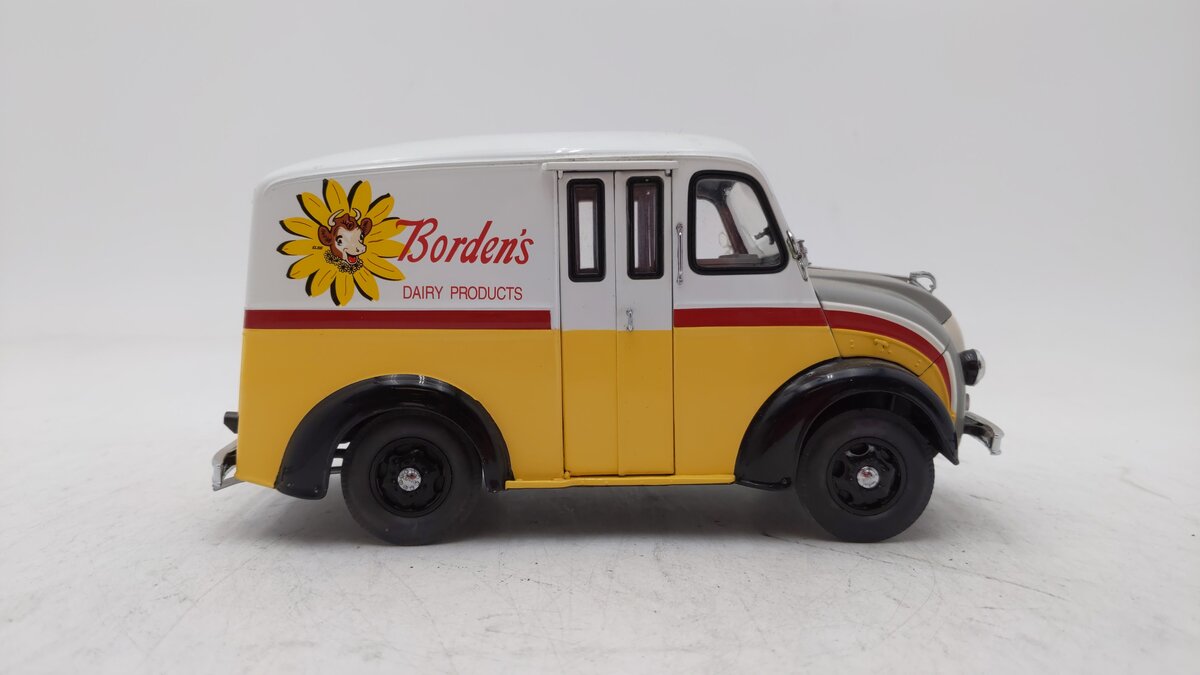 Borden's Milk Panel Delivery Truck Dairy Products Van w Milk Crates EX/Box