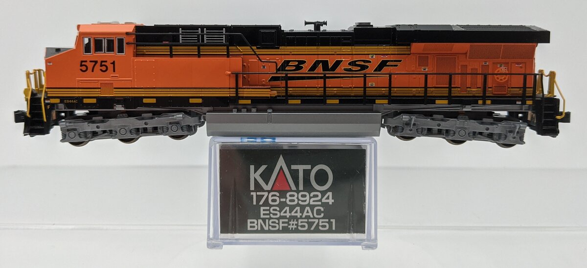Kato 176-8924 N Scale BNSF GEVO Swoosh ES44AC Diesel Engine #5751