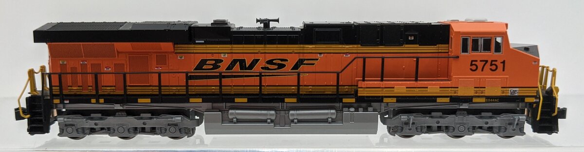 Kato 176-8924 N Scale BNSF GEVO Swoosh ES44AC Diesel Engine #5751