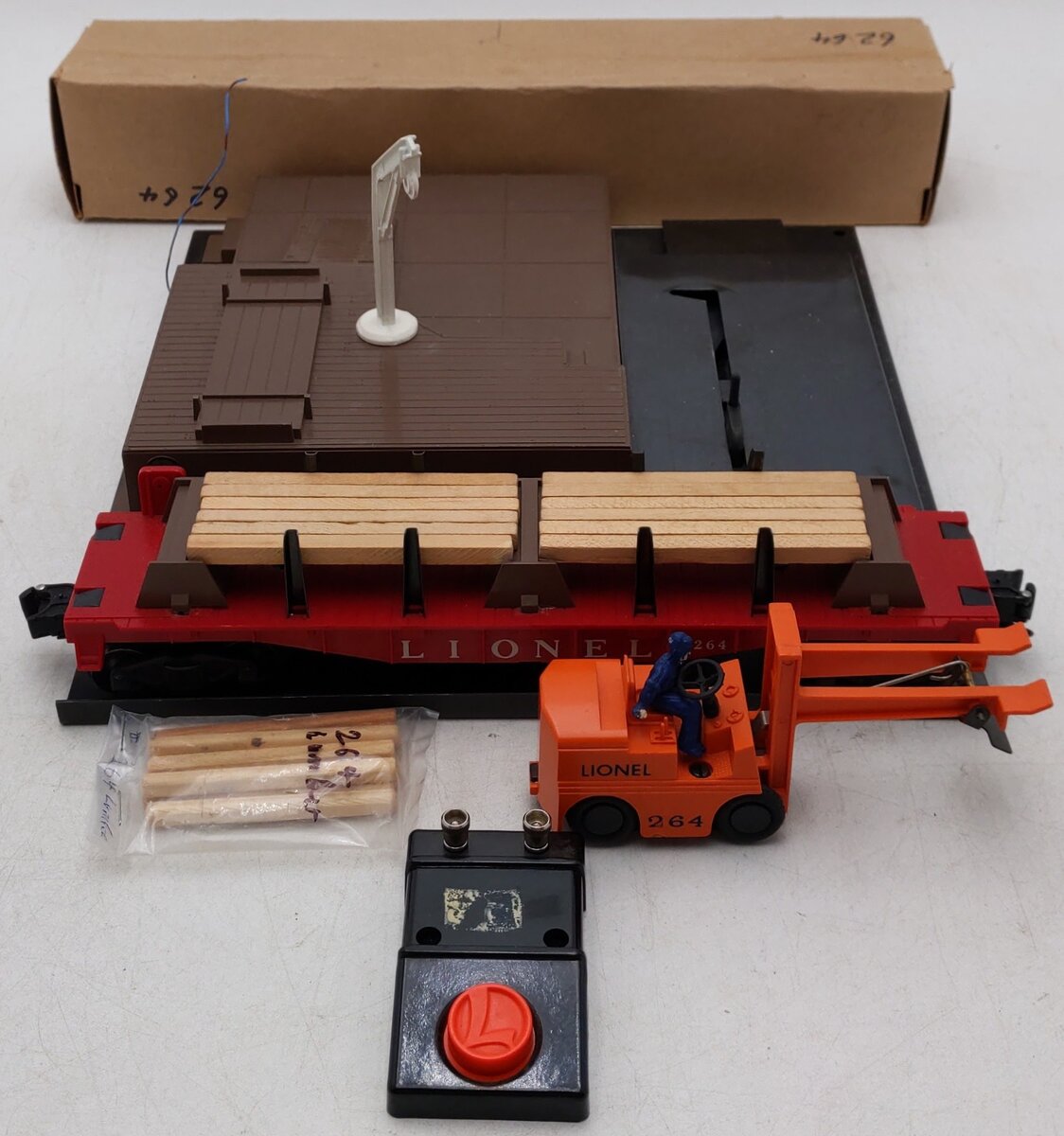 Lionel 264 Vintage O Operating Forklift Platform with 6264 Lumber Car VG