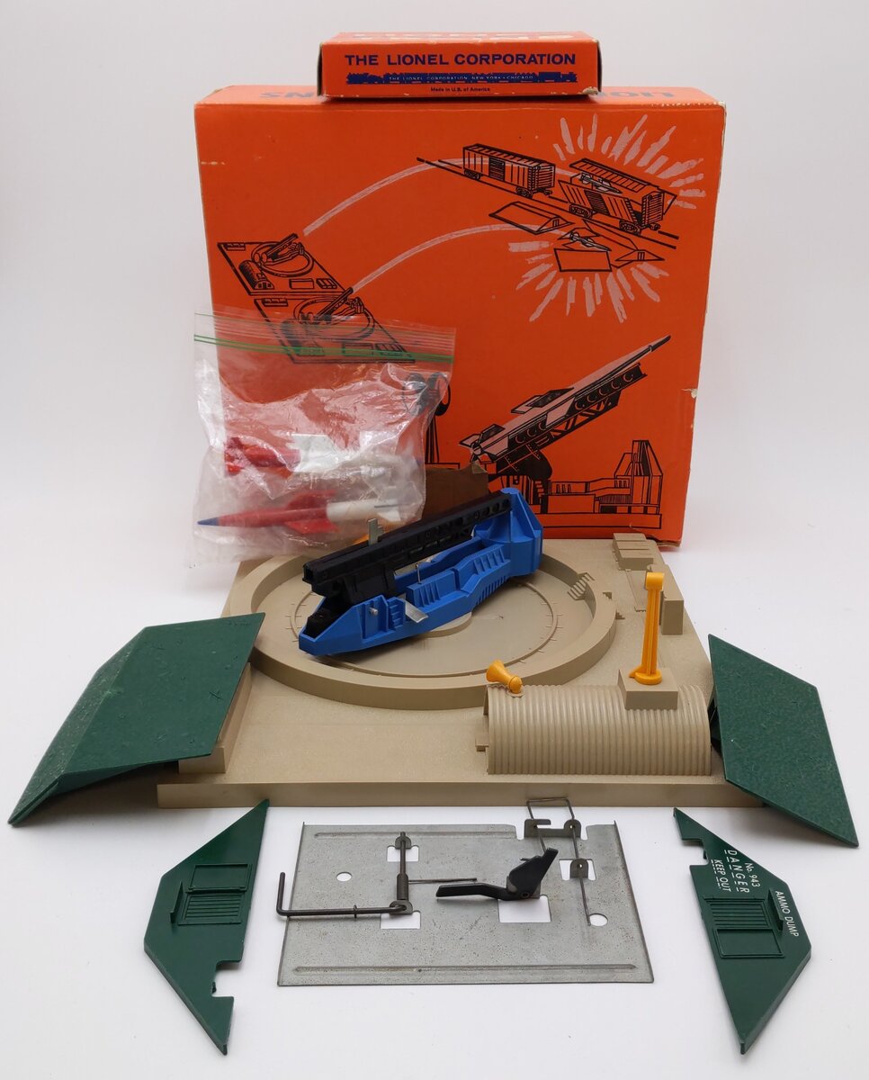 Lionel 443 Vintage O Missile Launching Platform w/Exploding Ammunition Dump EX/Box