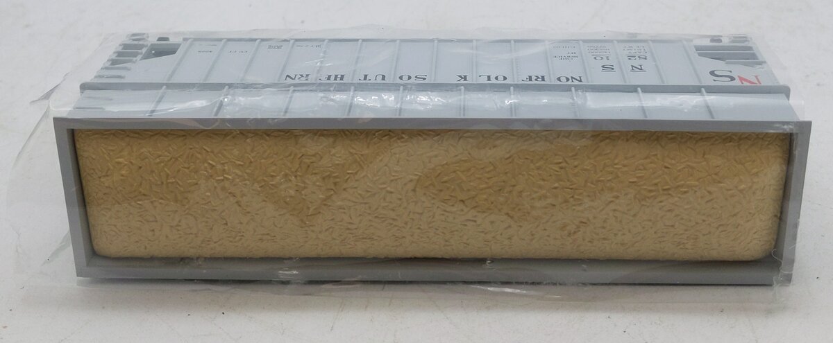 Bowser 41939 HO Norfolk Southern 70-Ton Rib Side Wood Chip Hopper #8210