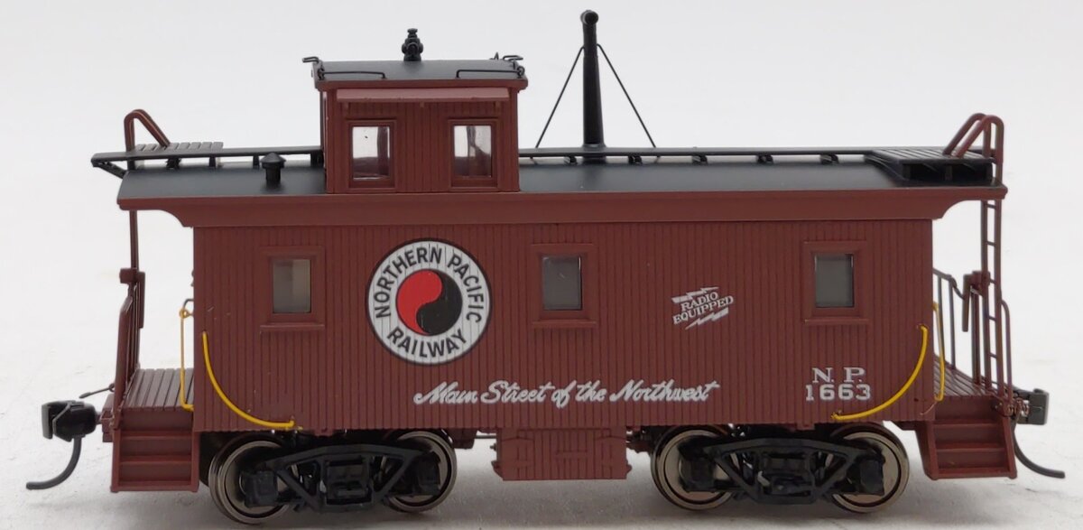 Walthers 920-103467 HO Northern Pacific DM&IR Class G2 Wood Caboose #1663