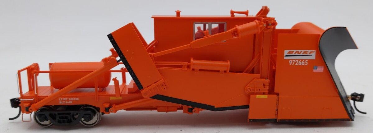 Walthers 920-110109 HO Scale BNSF Jordan Spreader #972665