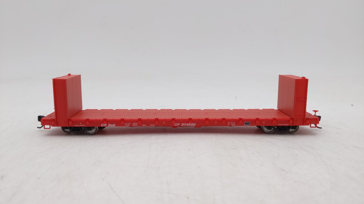 Walthers 910-5838 HO CP RTR 60' Pullman-Standard Bulkhead Flatcar #304666