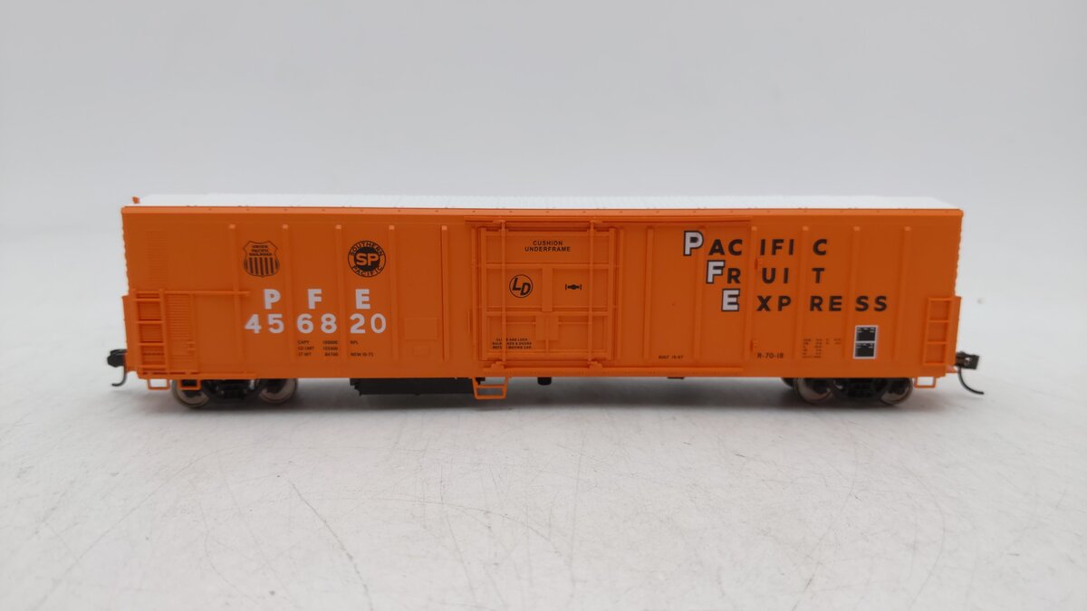 Walthers 910-3914 HO Pacific Fruit Express 57' Mechanical Reefer #456820