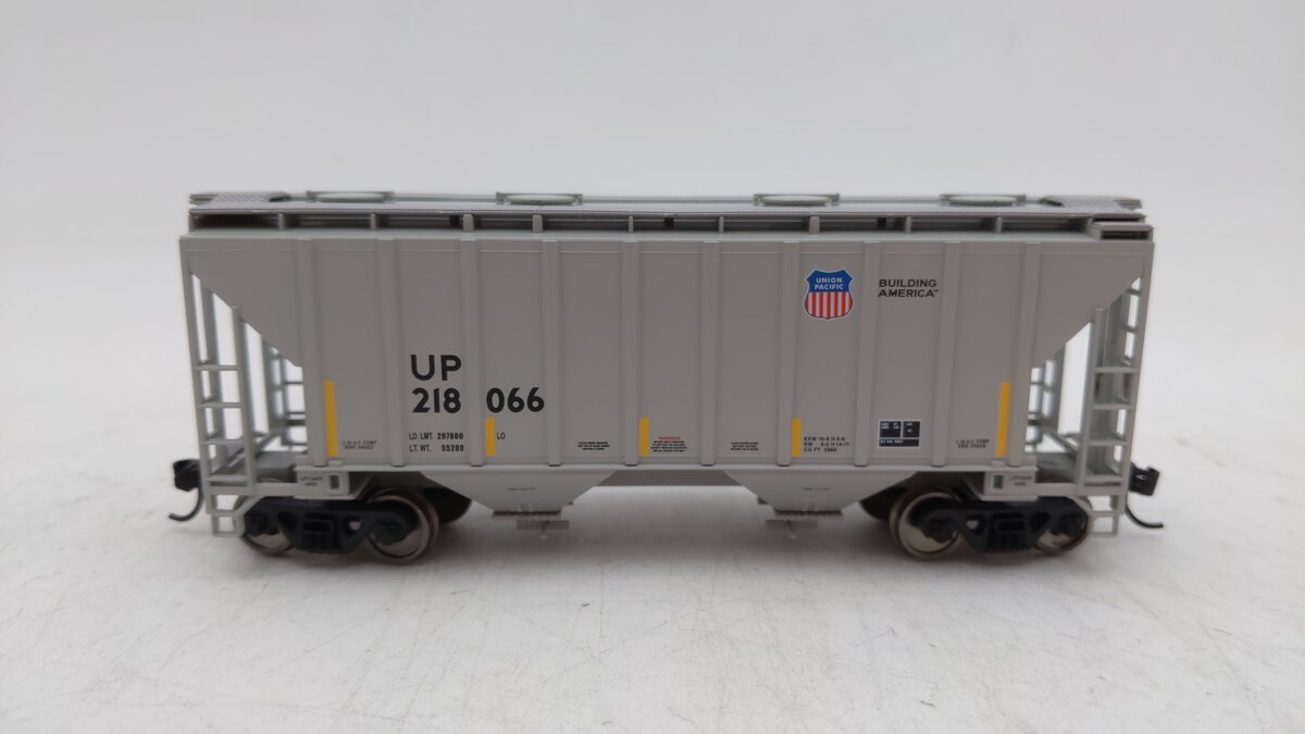 Walthers 910-7969 HO Union Pacific 2-Bay Covered Hopper #218066