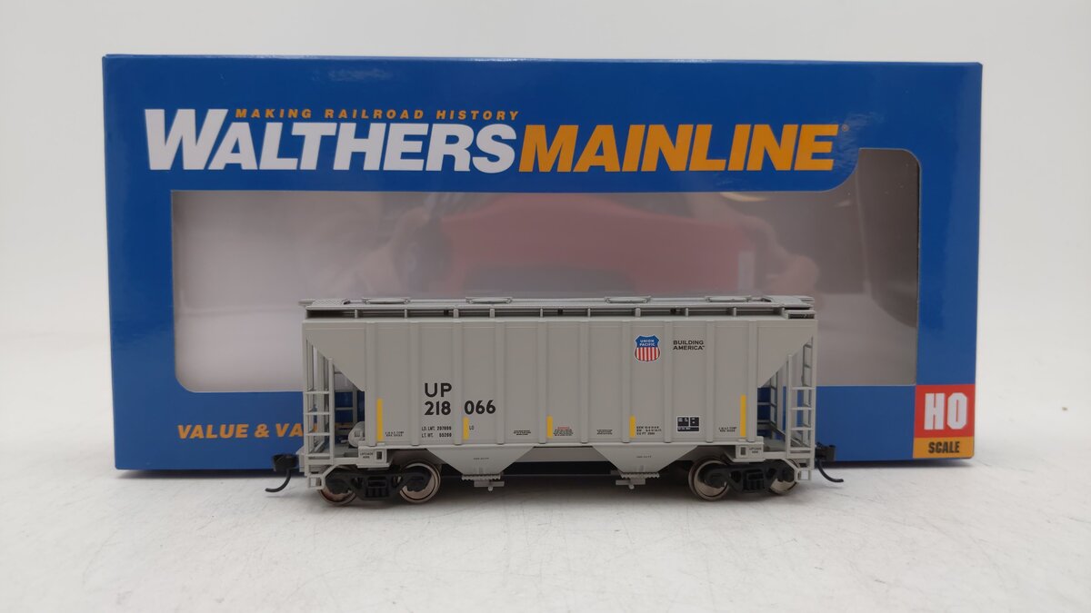 Walthers 910-7969 HO Union Pacific 2-Bay Covered Hopper #218066