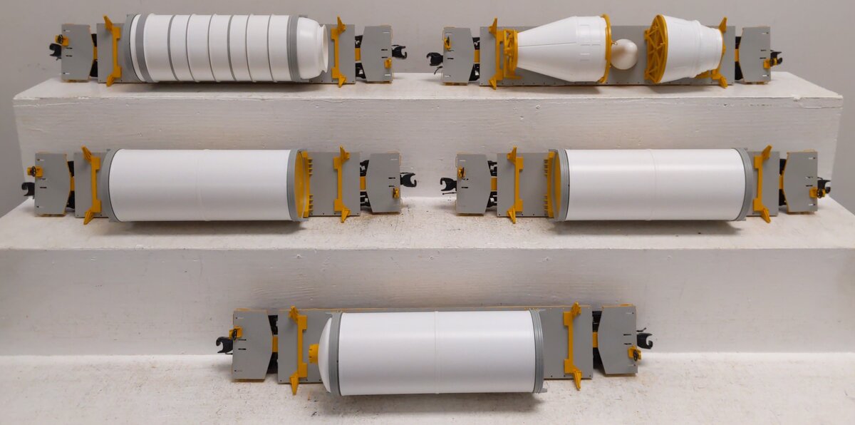 Lionel 2226430 O Union Pacific Rocket Booster Flatcar with Rocket (Set of 5)