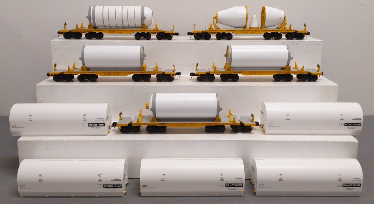Lionel 2226430 O Union Pacific Rocket Booster Flatcar with Rocket (Set of 5)