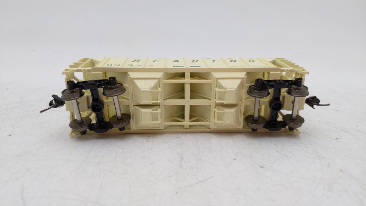 Bowser 42766 Ho Reading 70t 2-Bay Covered Hopper #93539