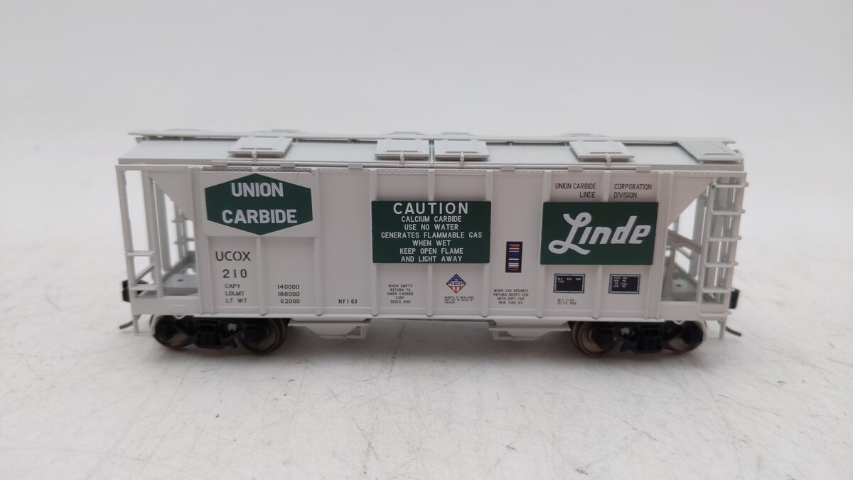 Bowser 42773 HO Union Carbide Linde 70-Ton 2-Bay Covered Hopper RTR #210