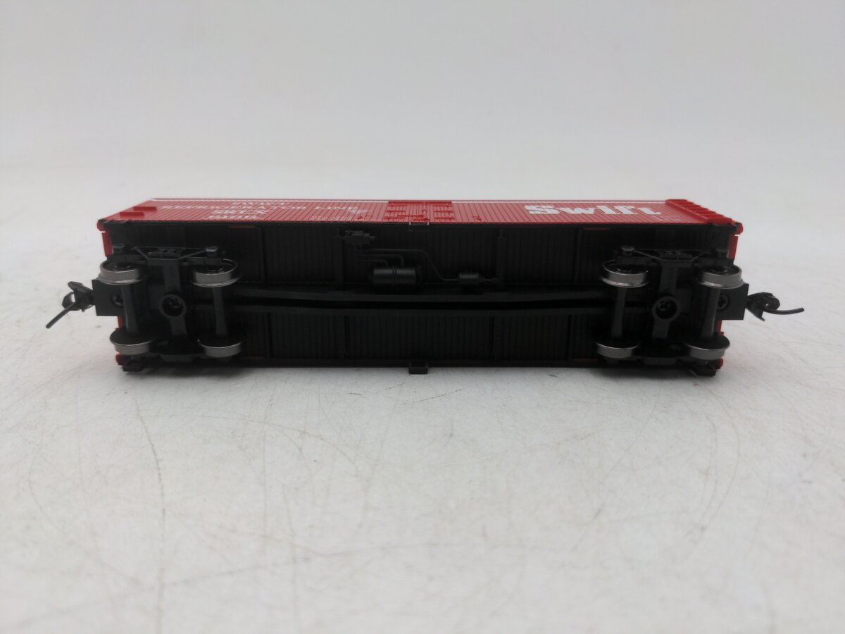 Walthers 910-41223 HO Swift 40' Early Wood Refrigerator Line Car # 166 Assembled