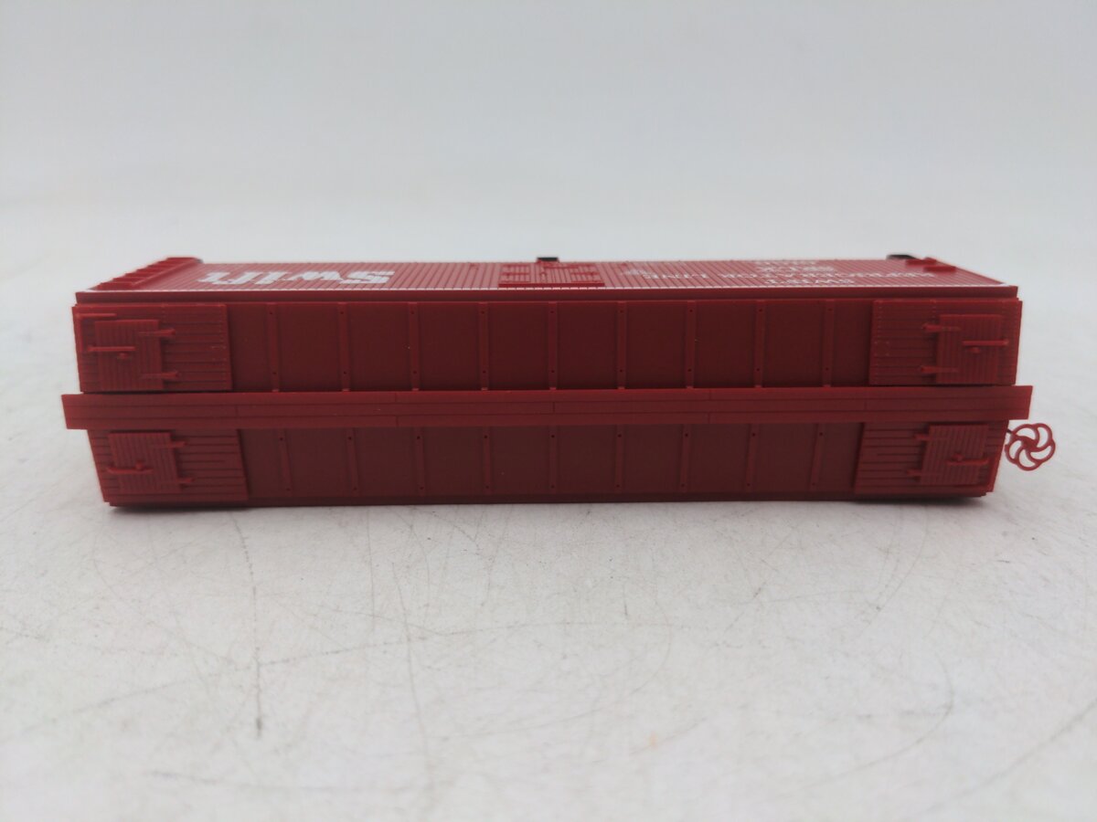 Walthers 910-41223 HO Swift 40' Early Wood Refrigerator Line Car # 166 Assembled