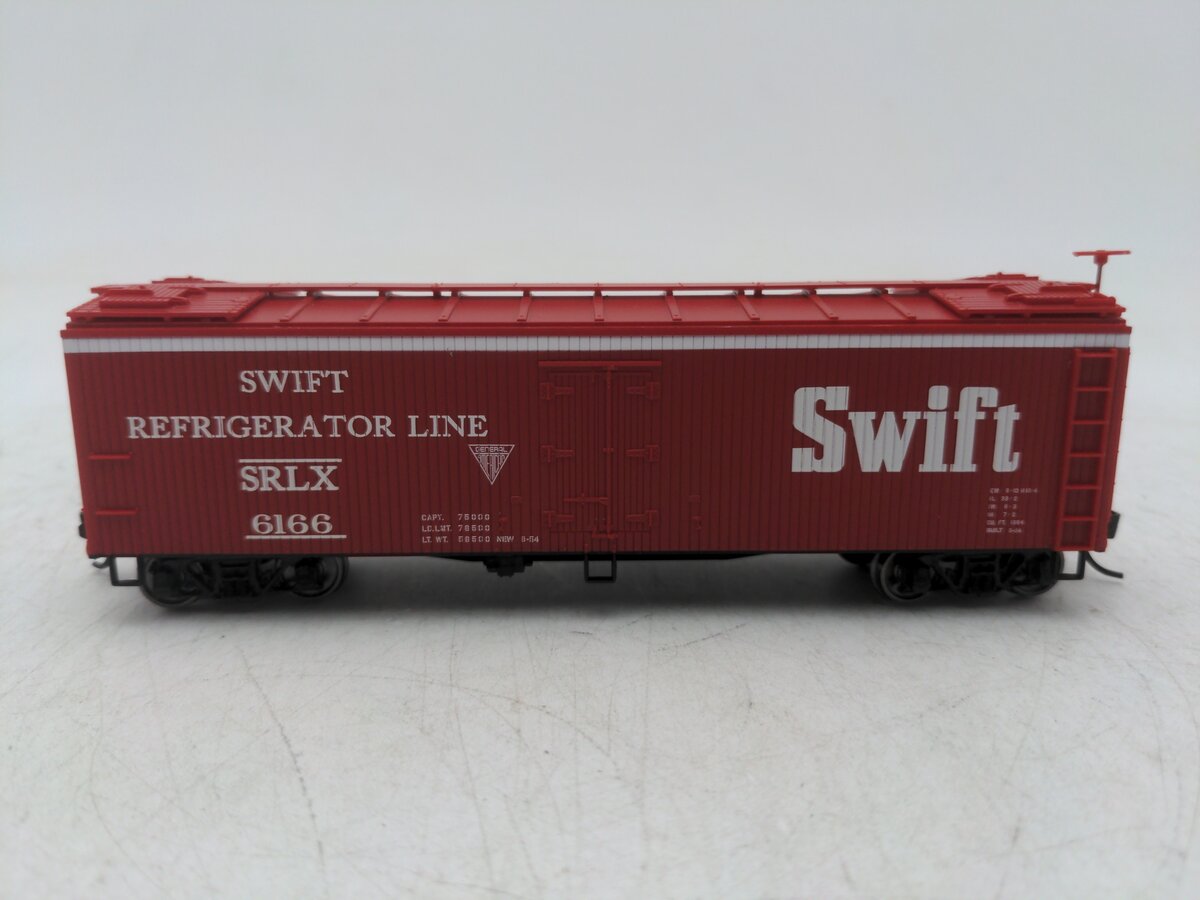 Walthers 910-41223 HO Swift 40' Early Wood Refrigerator Line Car # 166 Assembled