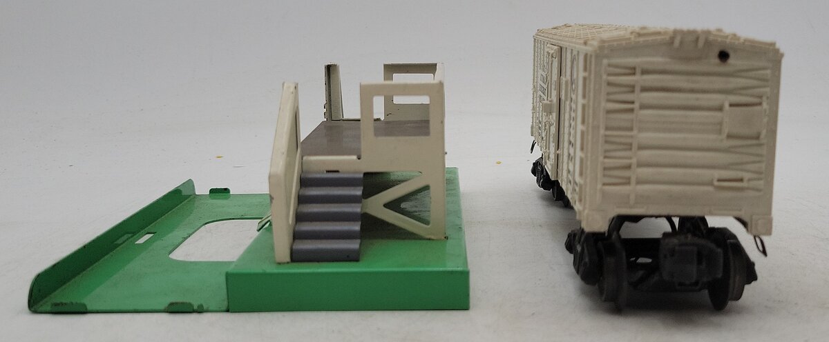 Lionel 3472 O Vintage Operating Milk Car with Platform VG/Box