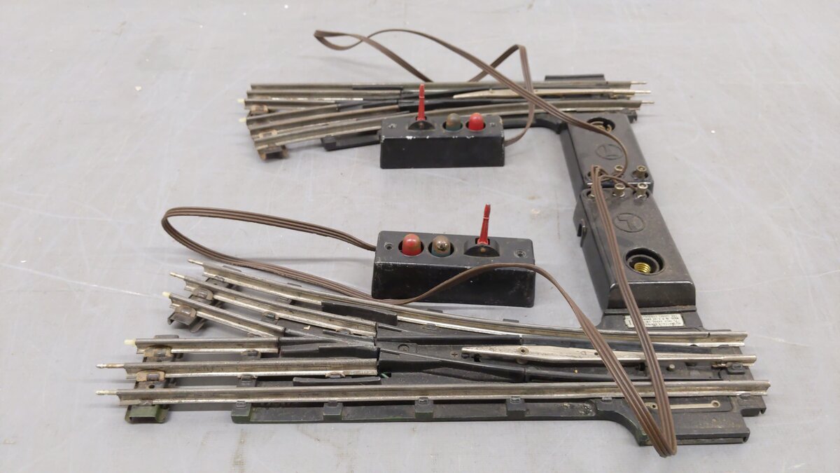 Lionel 711 Vintage O Prewar Left-Hand & Right-Hand Remote Switch Pair VG