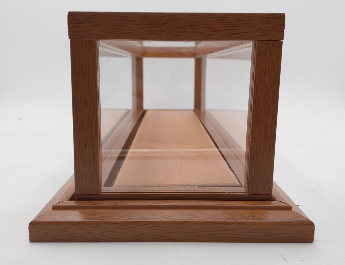 Walthers CC1000 19-1.2" Wooden Display Case MT/Box